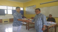 Pemberian Beasiswa kepada masing-masing siswa